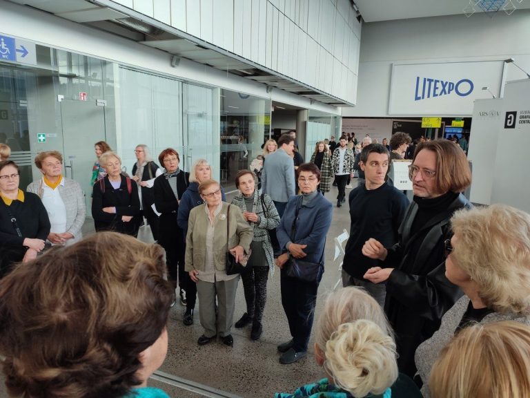 Kai menas padeda susikalbėti. Vyresnės kartos žmonių ir šiuolaikinių menininkų kūrybiniai susitikimai