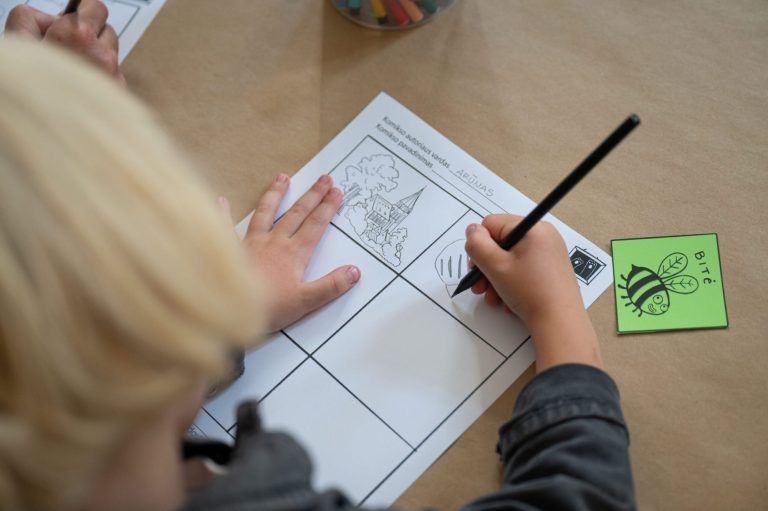 Edukaciniai užsiėmimai šeimoms „Staigmena muziejuje“